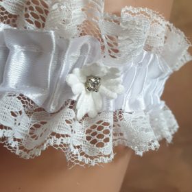   Fehér combcsipke, harisnyakötő fehér virággal, strasszkővel.