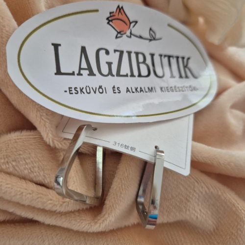 Háromszög alakú modern fülbevaló.