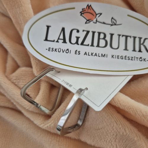 Háromszög alakú modern fülbevaló.