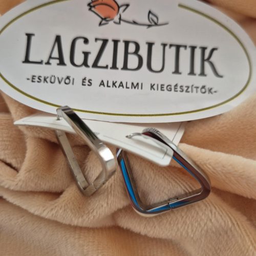 Háromszög alakú modern fülbevaló.