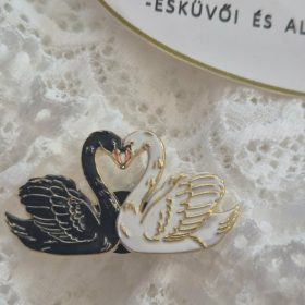 Hattyúpár, fekete-fehér bross, kitűző.