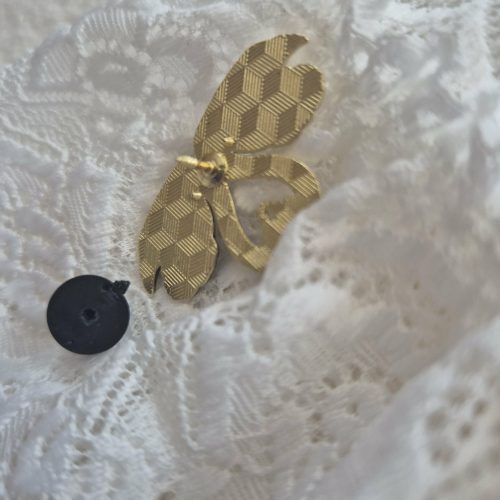 Hattyúpár, fekete-fehér bross, kitűző.