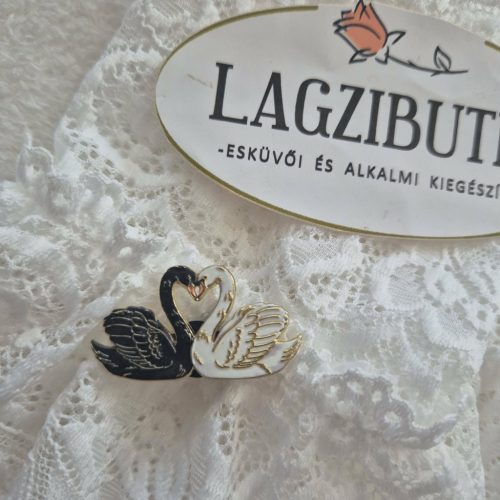 Hattyúpár, fekete-fehér bross, kitűző.