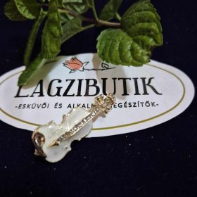 Hegedű bross, kitűző.