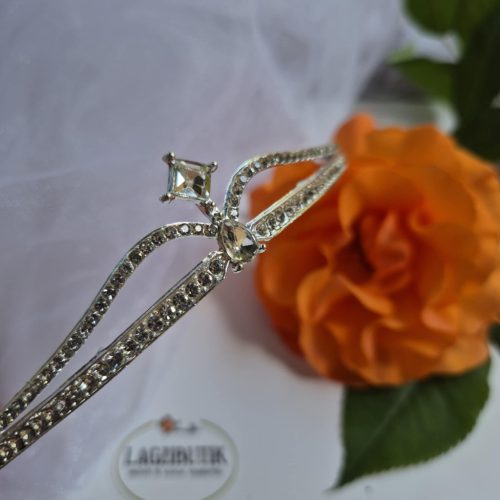 Menyasszonyi strasszos, hegyes tiara, fejdísz.