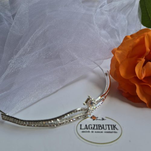 Menyasszonyi strasszos, hegyes tiara, fejdísz.