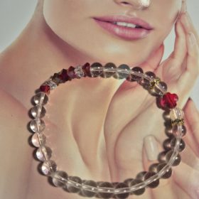 Hegyikristály karkötő bordó kiegészítőkkel.