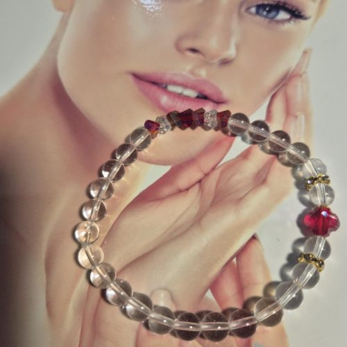 Hegyikristály karkötő bordó kiegészítőkkel.