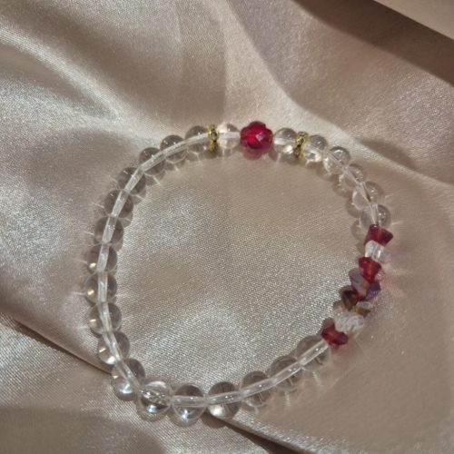 Hegyikristály karkötő bordó kiegészítőkkel.