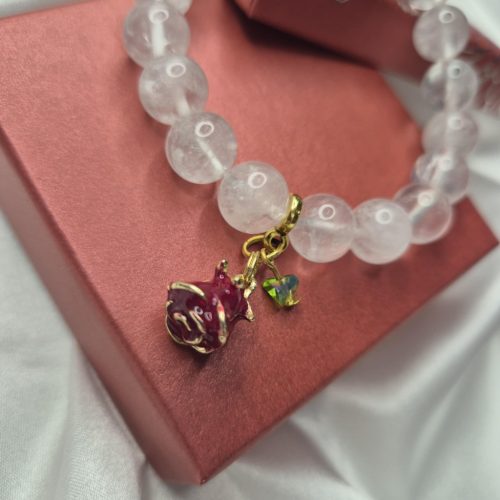 Hegyikristály ásványkarkötő rózsával.