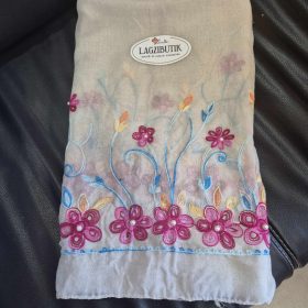 Bézs, hímzett stóla, pamutból.