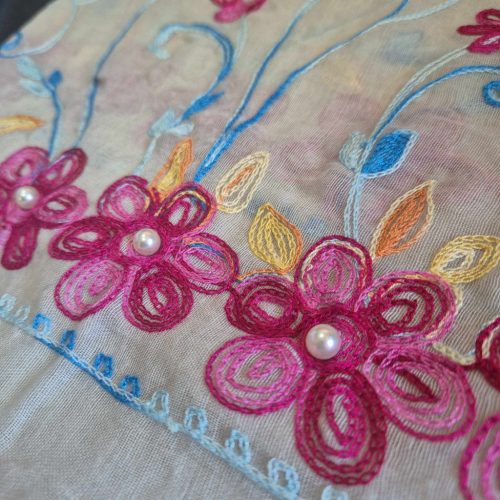 Bézs, hímzett stóla, pamutból.