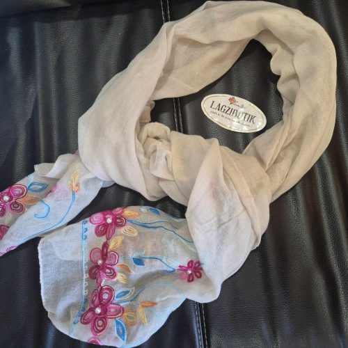 Bézs, hímzett stóla, pamutból.