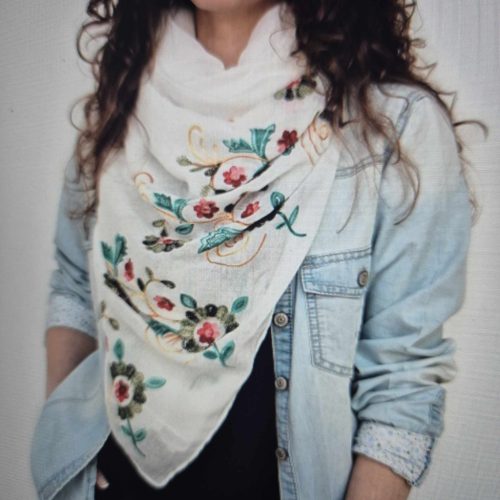 Bézs, hímzett stóla, pamutból.