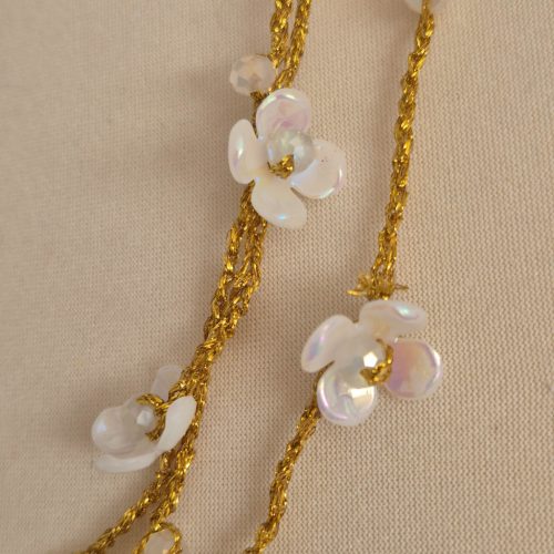 Horgolt nyaklánc/karkötő fehér virágokkal.