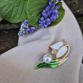 Hóvirág bross, kitűző strasszokkal, kagyló berakással.