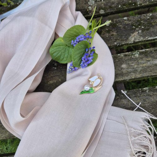 Hóvirág bross, kitűző strasszokkal, kagyló berakással.