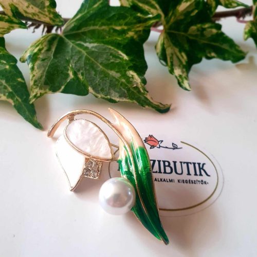 Hóvirág bross, kitűző strasszokkal, kagyló berakással.
