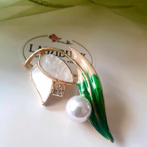 Hóvirág bross, kitűző strasszokkal, kagyló berakással.