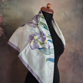 Bézs, lila íriszes selyemkendő.