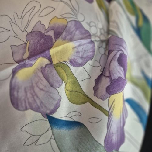 Bézs, lila íriszes selyemkendő.