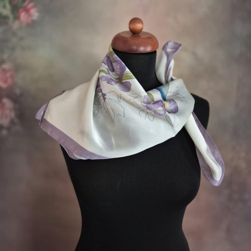 Bézs, lila íriszes selyemkendő.