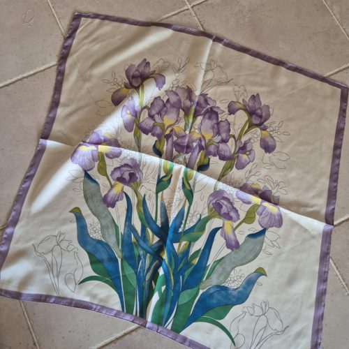 Bézs, lila íriszes selyemkendő.