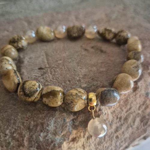 Jáspis-achát karkötő függővel.