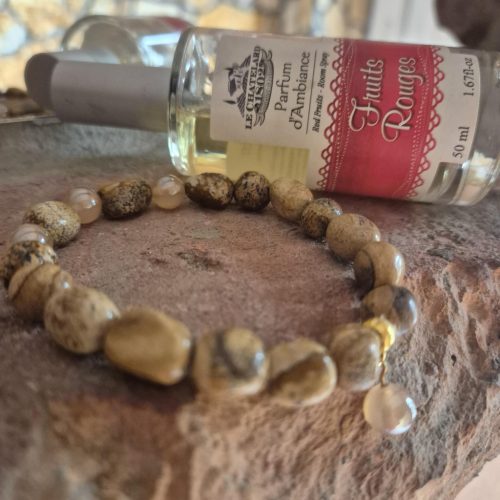 Jáspis-achát karkötő függővel.