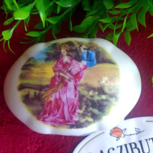 Porcelán ékszertartó, szelence, jelenetes dekorral.