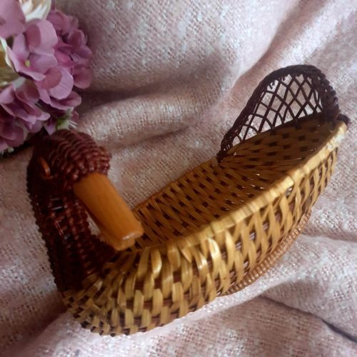 Kacsa alakú, népies fonott kosárka, kínáló, tároló.