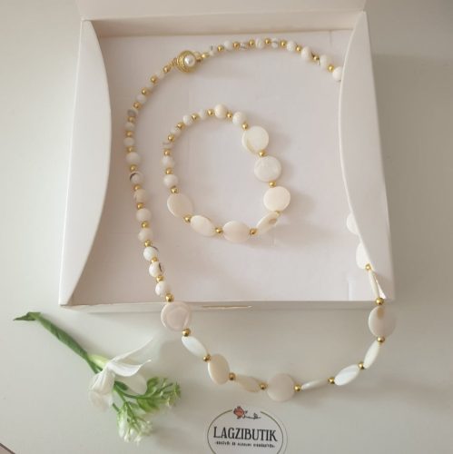 Krémszínű kagyló gyöngy szett.