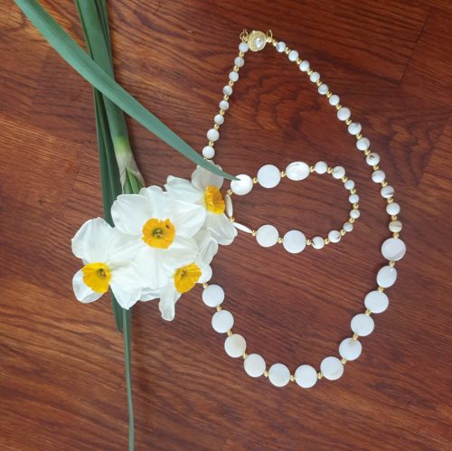 Krémszínű kagyló gyöngy szett.