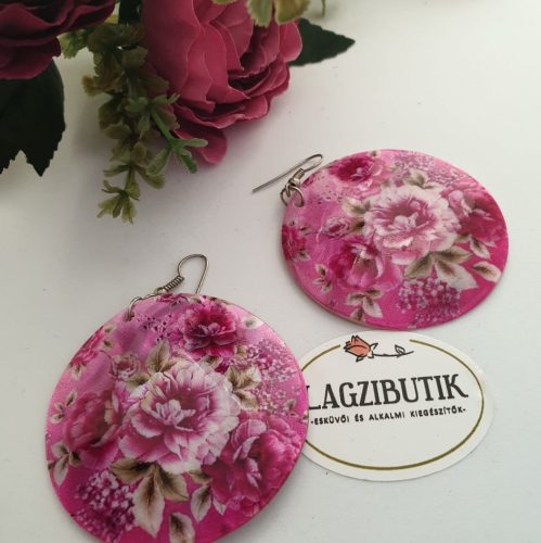 Kagylóhéj fülbevaló, nagy lencse rózsákkal.