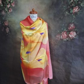 Kála virág mintás narancs-sárga selyemstóla.