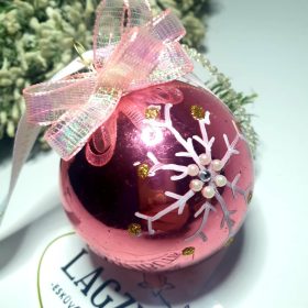   Rózsaszín karácsonyi gömb, karácsonyfadísz, függődísz felirattal.
