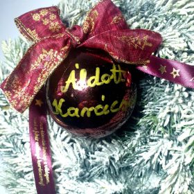   Bordó, fényes karácsonyi gömb, karácsonyfadísz, függődísz felirattal.