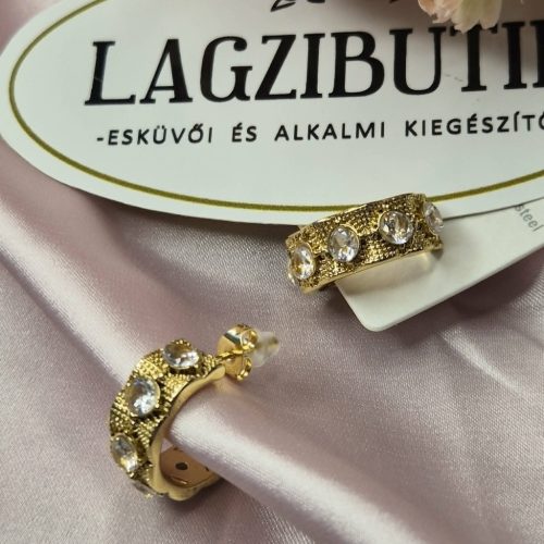 Karika, különleges fülbevaló kövekkel.