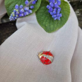 Piros katicabogár kitűző strasszokkal.