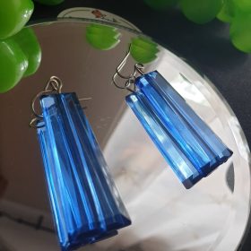 Kék, acryl lógós fülbevaló.