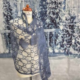 Sötétkék, áttört mintás stóla.