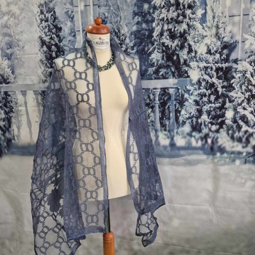 Sötétkék, áttört mintás stóla.