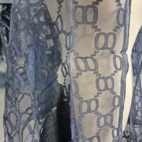 Sötétkék, áttört mintás stóla.