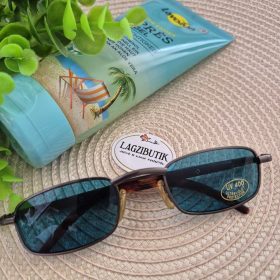 Kék üveges, kocka napszemüveg.