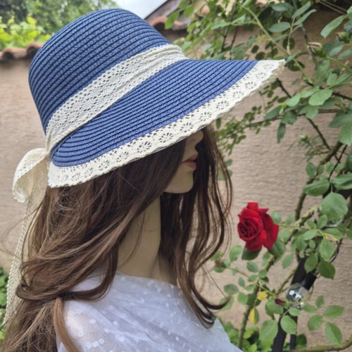 Szalmakalap, nyári kalap csipkés széllel.