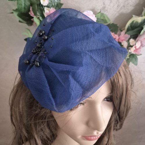 Sötétkék díszkalap, fejpánt.