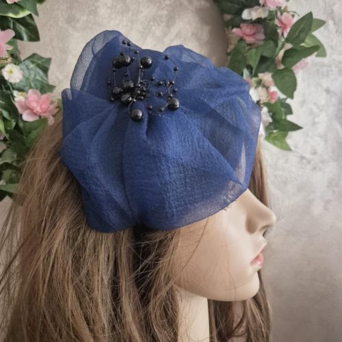 Sötétkék díszkalap, fejpánt.