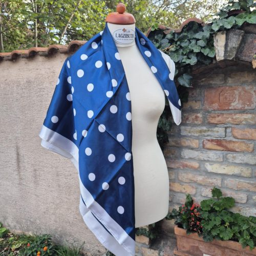 Kék-fehér pettyes selyemkendő.