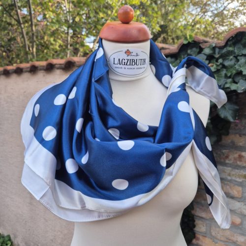 Kék-fehér pettyes selyemkendő.