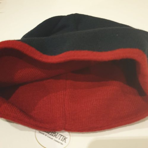 Kék kötött férfisapka.